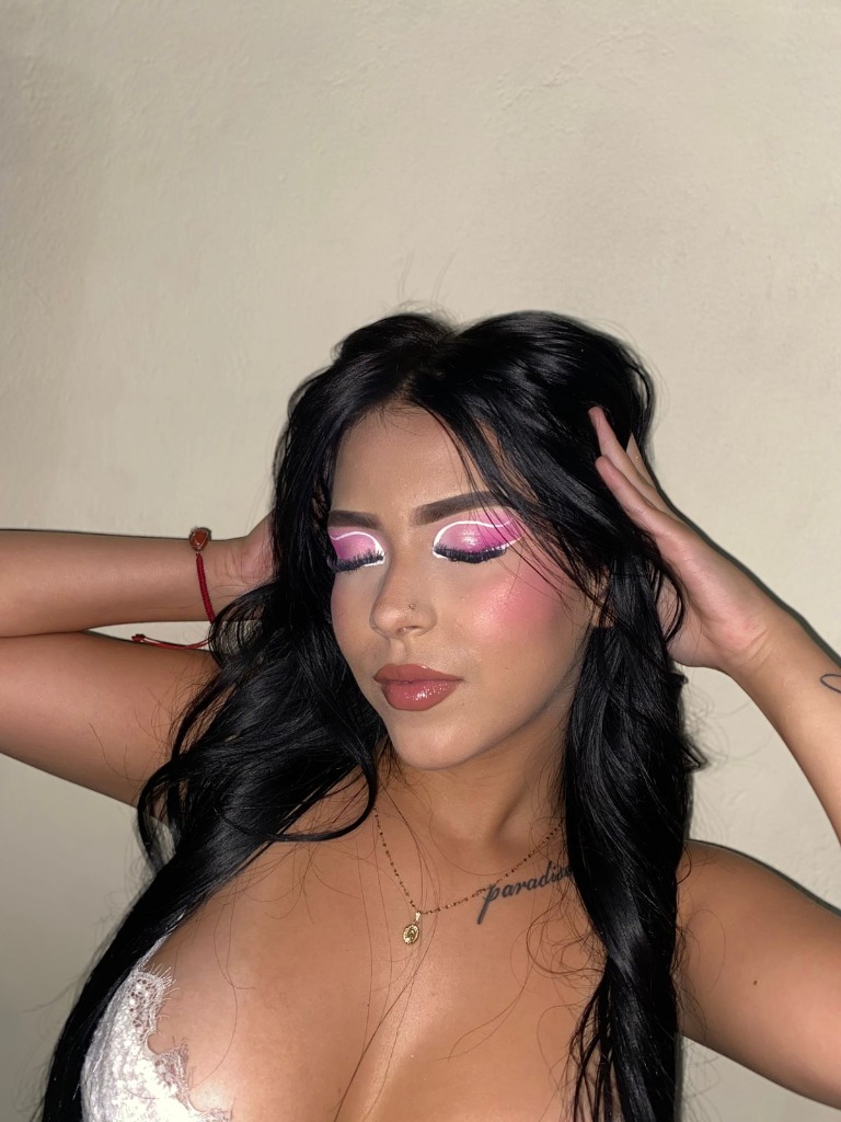 Maquillaje audiovisual - delineado gráfico blanco rosa púrpura