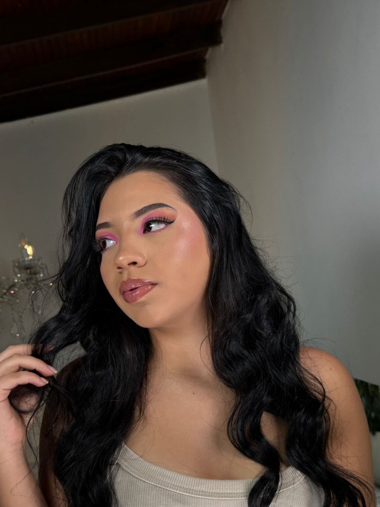 Maquillaje audiovisual - cut crease fucsia delineado negro infinito