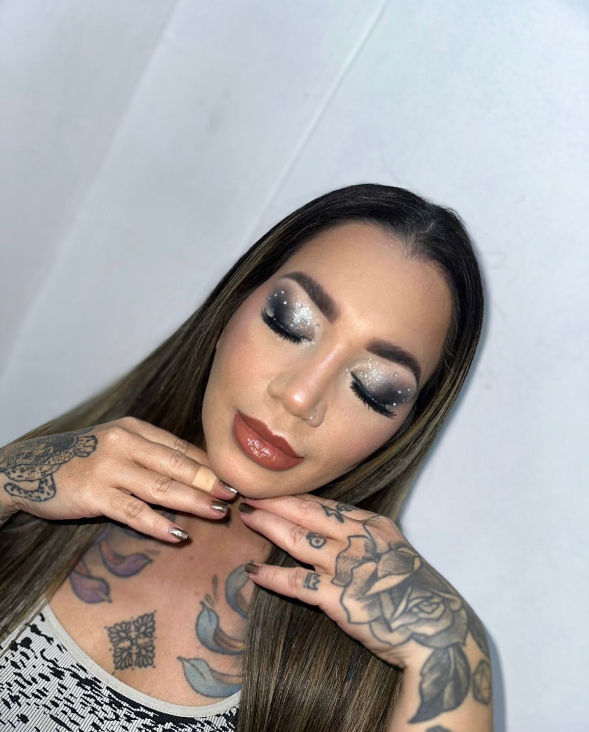 Maquillaje para eventos - smokey eyes gris y pedrería