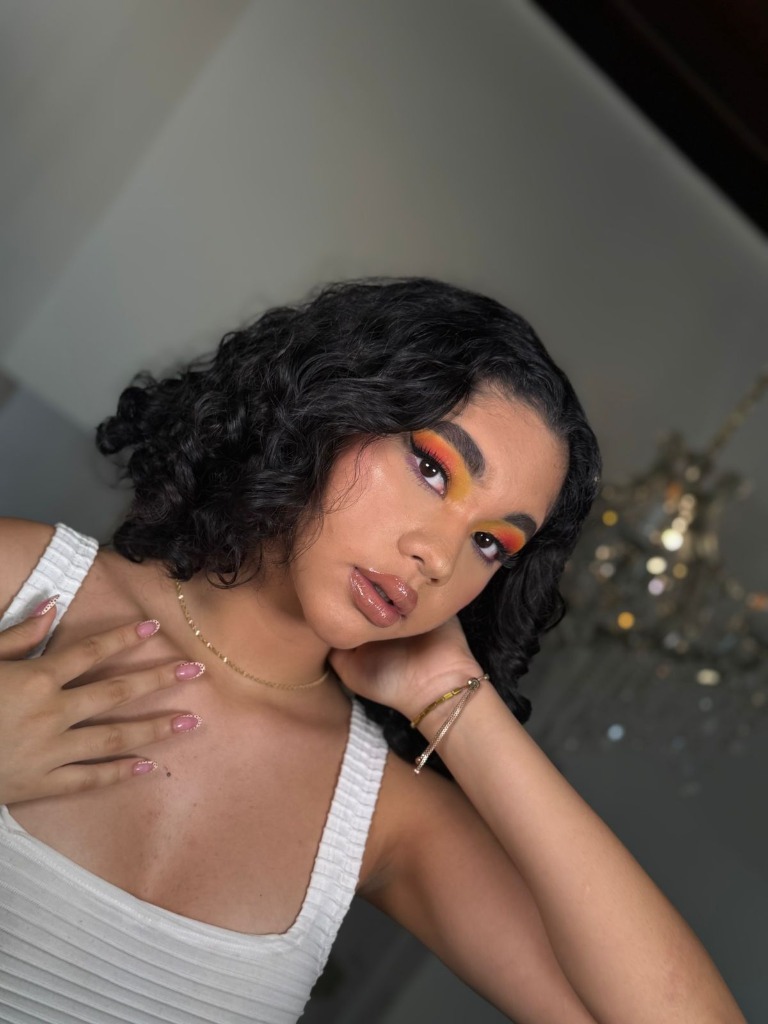 Maquillaje audiovisual - cut crease naranja amarillo morado